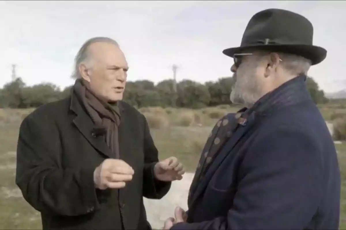 Pedro Piqueras y Antonio Resines conversan al aire libre en un entorno natural en Informativos Telecinco. Pedro Piqueras y Antonio Resines conversan al aire libre en un entorno natural en Informativos Telecinco.