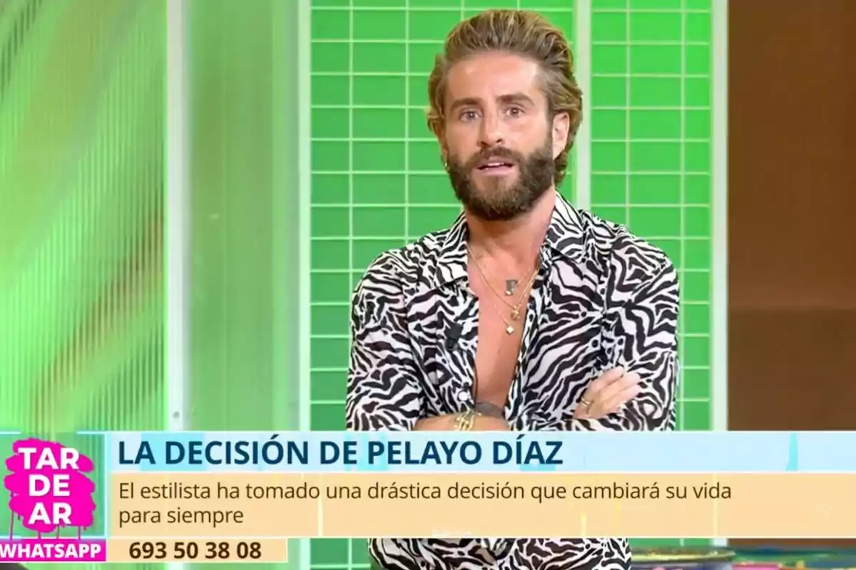 Pelayo Díaz con barba y camisa de estampado animal está en 'Tardear' con fondo verde y un rótulo que anuncia una decisión importante en su vida
