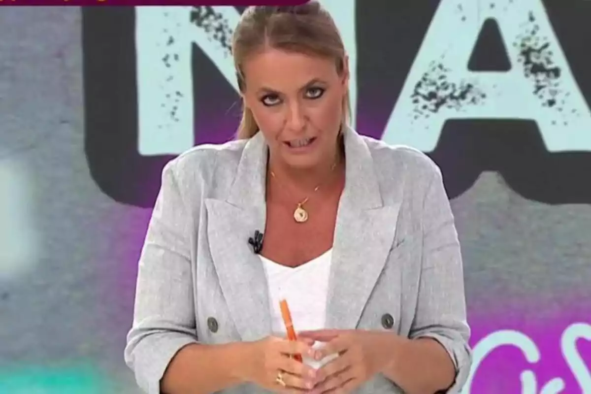 Captura de Pepa Romero amb jaqueta grisa i collaret daurat parlant a Y ahora Sonsoles Captura de Pepa Romero amb jaqueta grisa i collaret daurat parlant a Y ahora Sonsoles