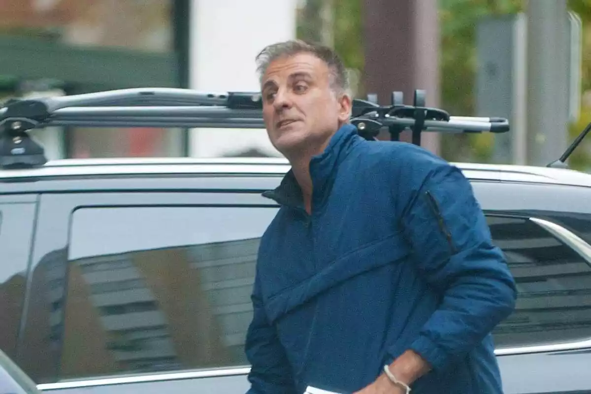 Pepe Herrero con un jersey azul en la calle Pepe Herrero con un jersey azul en la calle