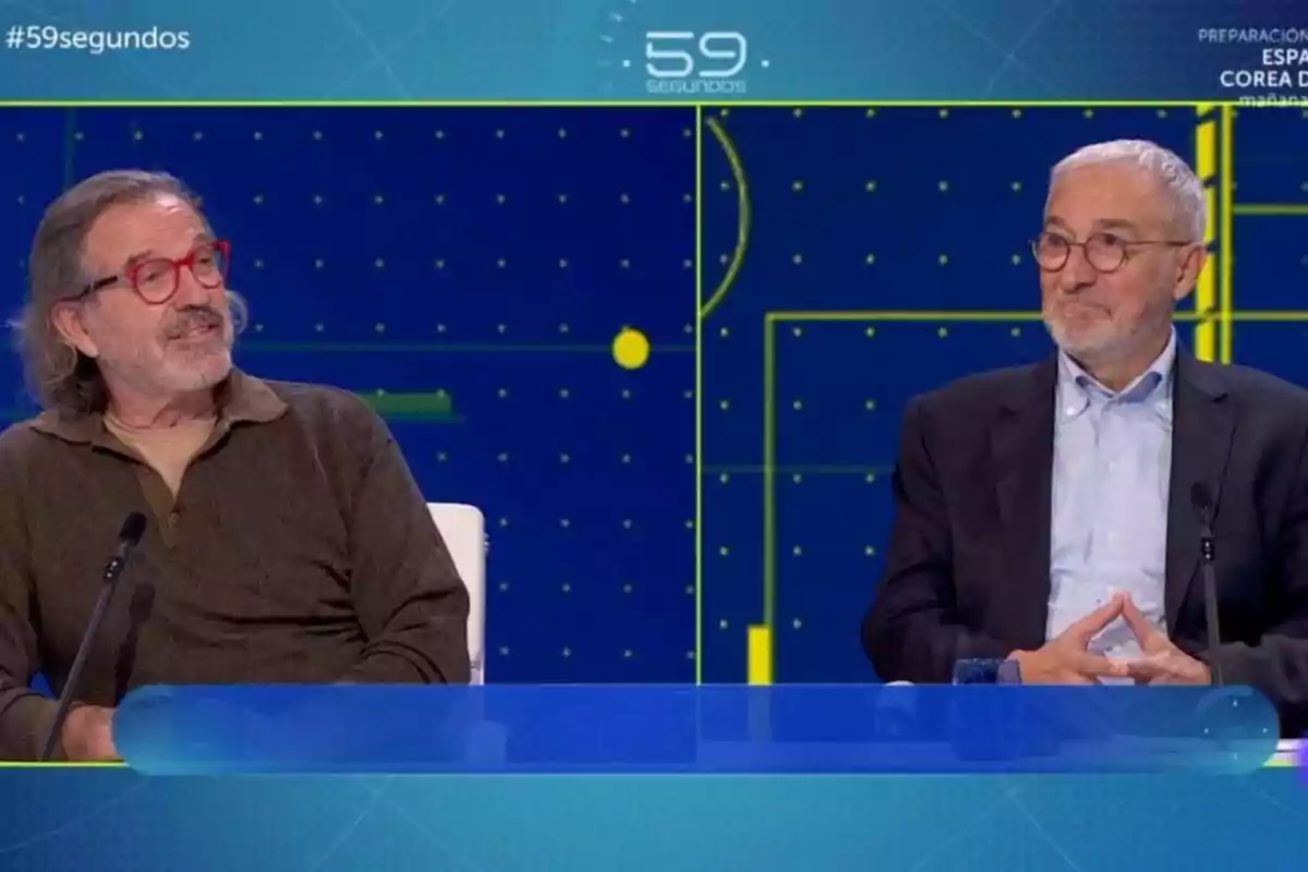 Xavier Sardà y Pepe Navarro sentados en un set de televisión con un fondo azul y gráficos amarillos en 59 segundos. Xavier Sardà y Pepe Navarro sentados en un set de televisión con un fondo azul y gráficos amarillos en 59 segundos.