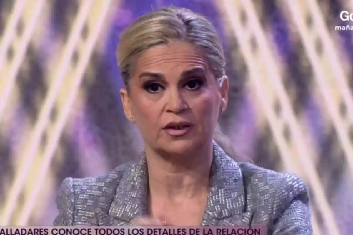 Pepi Valladares con cabello recogido y chaqueta gris en el plató de De Viernes. Pepi Valladares con cabello recogido y chaqueta gris en el plató de De Viernes.