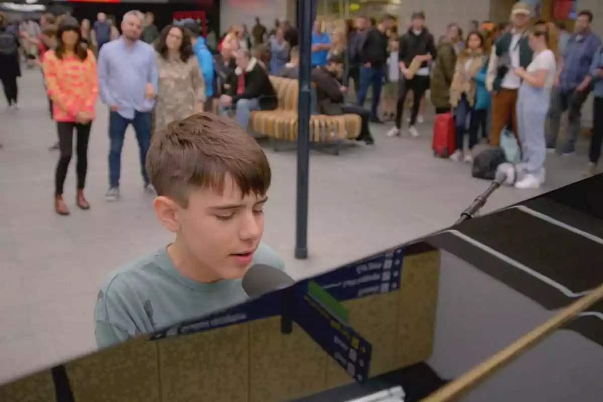 Captura de El Piano, con un niño tocando el instrumento en el nuevo formato de laSexta Captura de El Piano, con un niño tocando el instrumento en el nuevo formato de laSexta