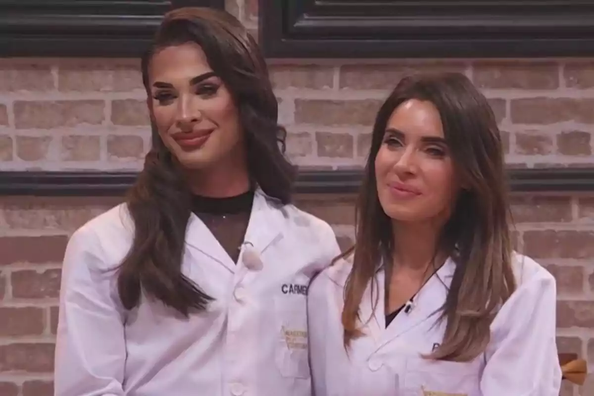 Carmen Farala i Pilar Rubio amb bates blanques posen juntes davant d'una paret de maons a Maestros de la Costura Celebrity. Carmen Farala i Pilar Rubio amb bates blanques posen juntes davant d'una paret de maons a Maestros de la Costura Celebrity.