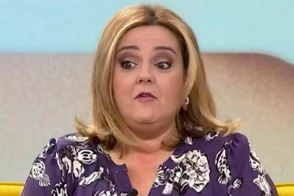 Captura de Pilar Vidal con cabello rubio y expresión facial seria, vestida con una blusa morada con estampado blanco en Espejo Público Captura de Pilar Vidal con cabello rubio y expresión facial seria, vestida con una blusa morada con estampado blanco en Espejo Público