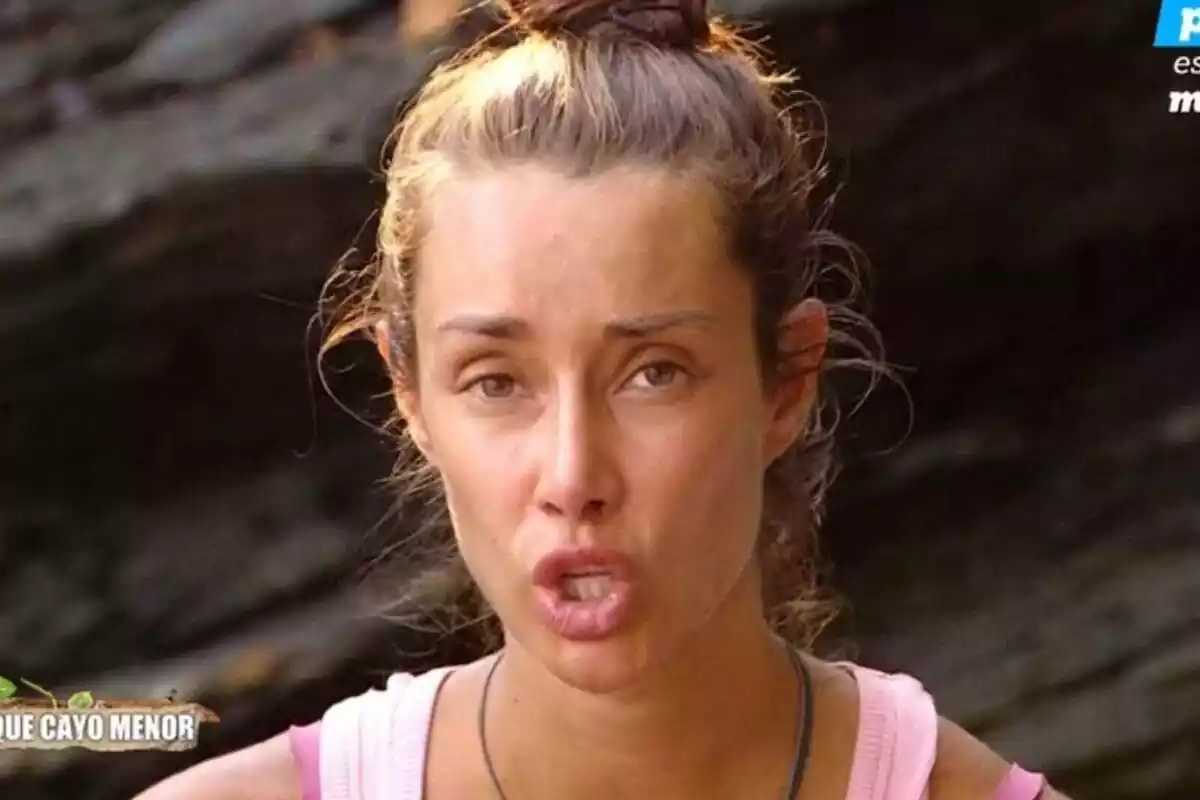 Adara Molinero mirando a cámara con la boca abierta y muy enfadada Adara Molinero mirando a cámara con la boca abierta y muy enfadada