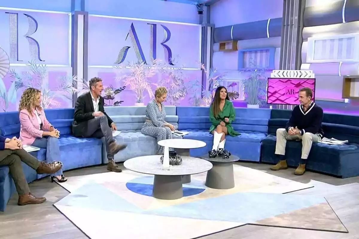 Plano general del plató de ‘El Programa de Ana Rosa’ con varios colaboradores sentados en el sofá Plano general del plató de ‘El Programa de Ana Rosa’ con varios colaboradores sentados en el sofá