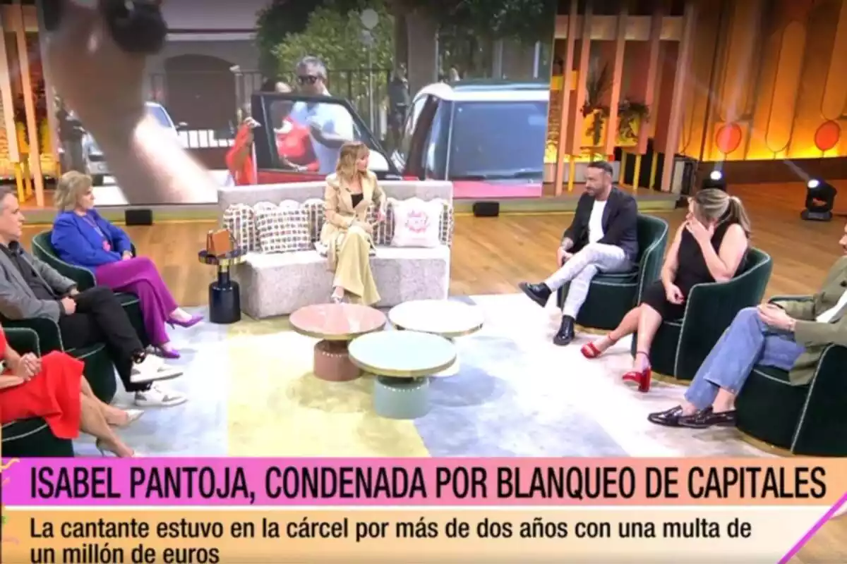 Plano general del plató del programa 'Fiesta' en un momento en el que se hablaba del blanqueo de capitales de Isabel Pantoja, expareja de Julián Muñoz Plano general del plató del programa 'Fiesta' en un momento en el que se hablaba del blanqueo de capitales de Isabel Pantoja, expareja de Julián Muñoz