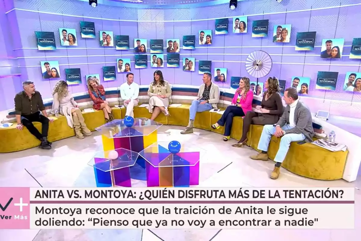 Un grup de persones format per Pepe del Real, Alejandra Rubio, Sandra Aladro, Antonio Rossi, Adriana Dorronsoro, Joaquín Prat, Giovanna González, Alejandra Prat i Alessandro Lequio asseguts a Vamos a ver amb pantalles a la paret mostrant imatges de parelles i un text a la part inferior que menciona un conflicte entre Anita i Montoya. Un grup de persones format per Pepe del Real, Alejandra Rubio, Sandra Aladro, Antonio Rossi, Adriana Dorronsoro, Joaquín Prat, Giovanna González, Alejandra Prat i Alessandro Lequio asseguts a Vamos a ver amb pantalles a la paret mostrant imatges de parelles i un text a la part inferior que menciona un conflicte entre Anita i Montoya.