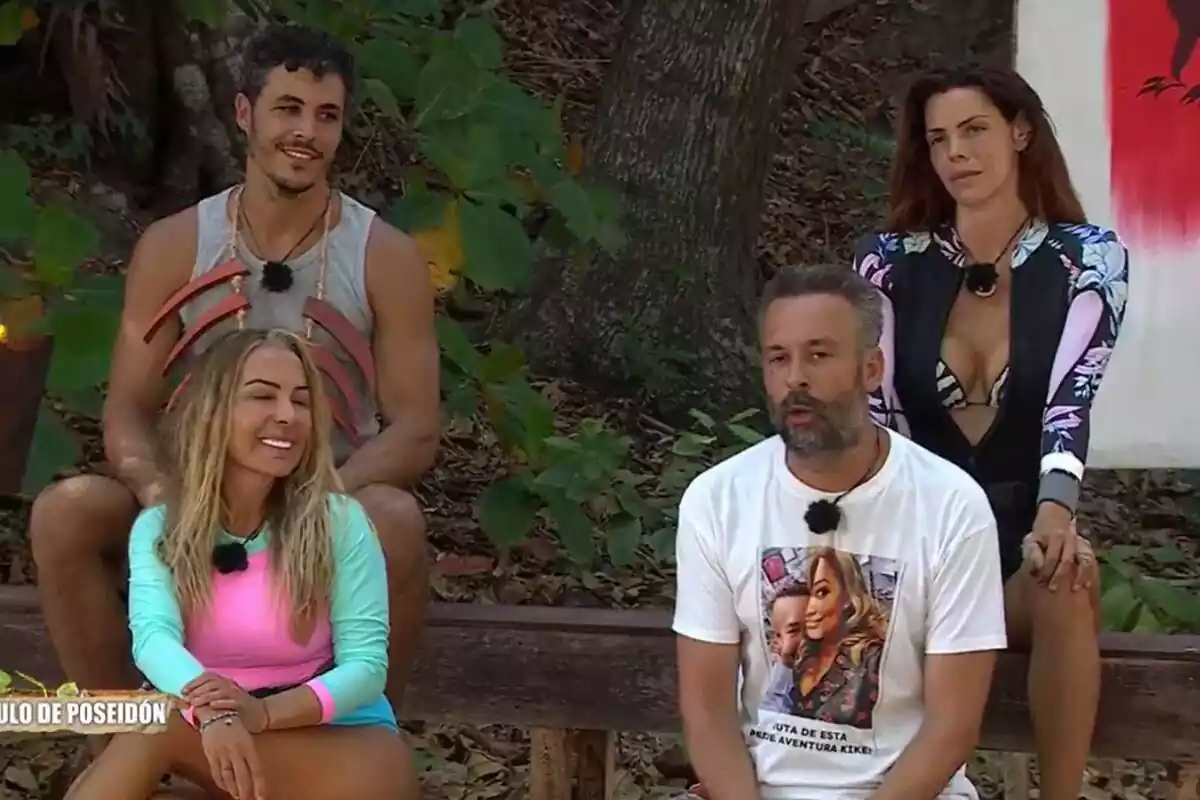 Captura de Kiko Jiménez, Laura Matamoros, Lorena Morlote y Kike Calleja en el oráculo de Supervivientes Captura de Kiko Jiménez, Laura Matamoros, Lorena Morlote y Kike Calleja en el oráculo de Supervivientes