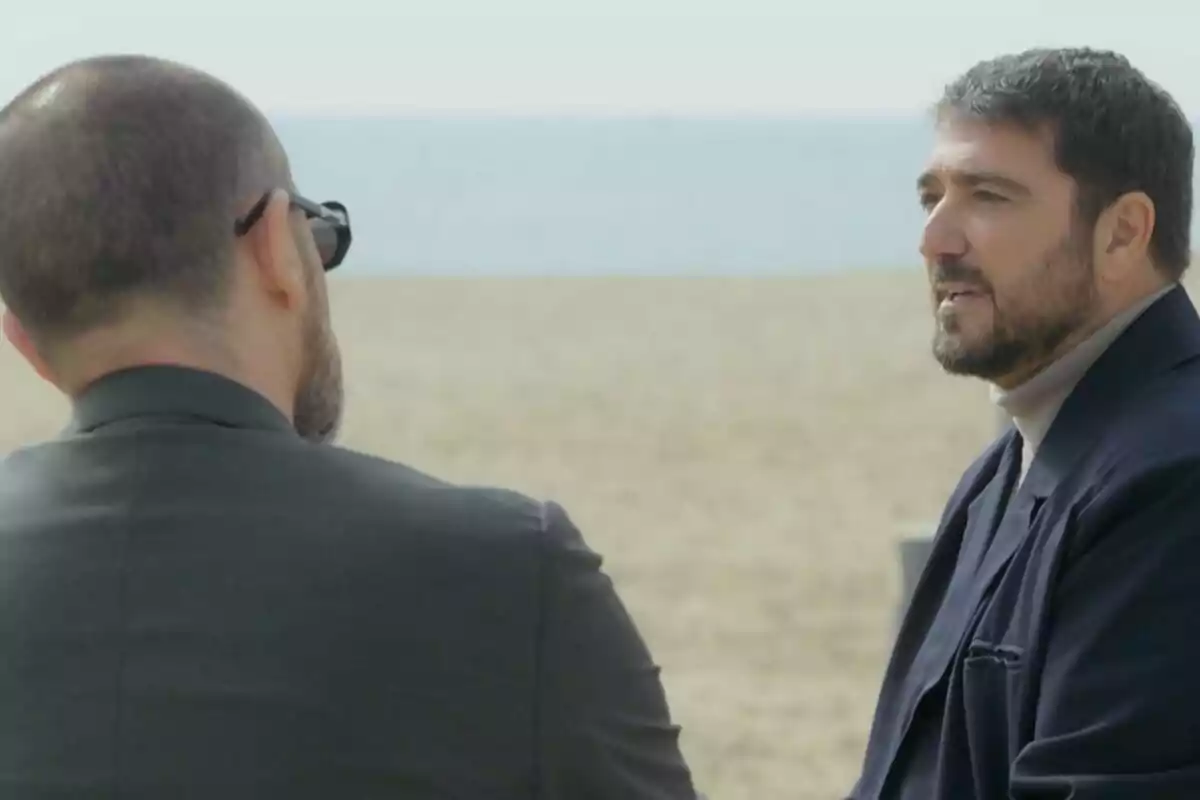 Risto Mejide y Antonio Orozco conversan sentados en la playa con el mar de fondo en 'Viajando con Chester'.