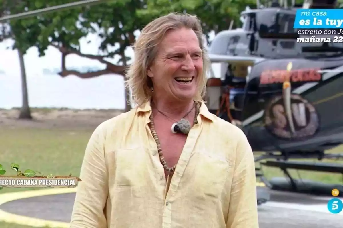 Captura de 'Supervivientes 2023' con Pocholo delante de un helicóptero Captura de 'Supervivientes 2023' con Pocholo delante de un helicóptero