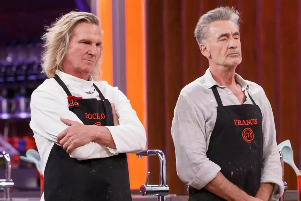 Pocholo i Francis Lorenzo amb davantals negres a MasterChef Celebrity, una amb cabell llarg i ros i l'altra amb cabell curt i canós. Pocholo i Francis Lorenzo amb davantals negres a MasterChef Celebrity, una amb cabell llarg i ros i l'altra amb cabell curt i canós.