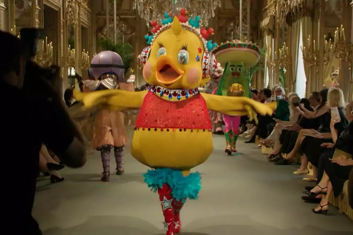 Desfile de las máscaras de Mask Singer en la promo como pollito o aguacate Desfile de las máscaras de Mask Singer en la promo como pollito o aguacate