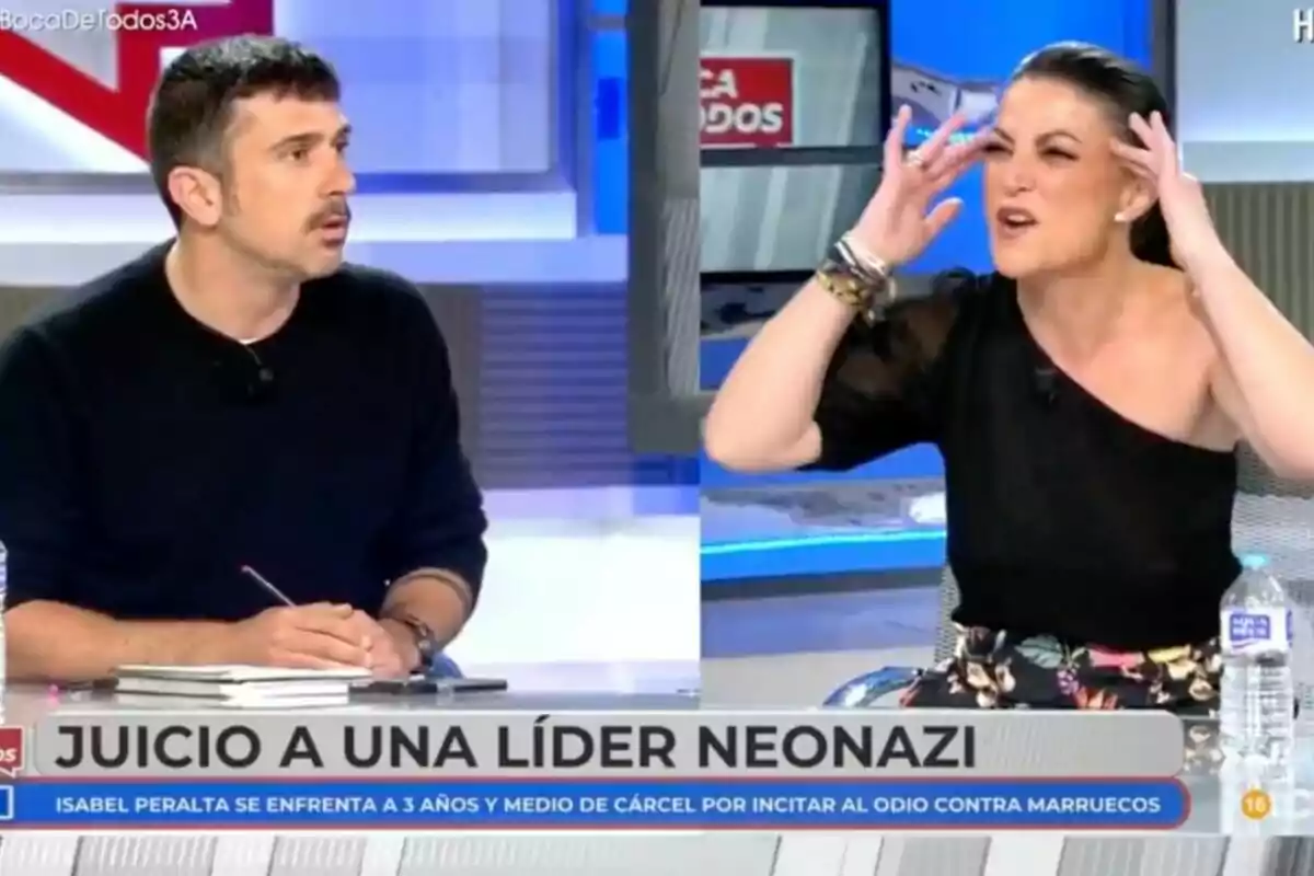 En la imagen se observa a Ramón Espinar y Macarena Olona en el programa 'En boca de Todos', una de ellas está gesticulando con las manos en la cabeza mientras la otra persona la observa atentamente, en la parte inferior de la imagen hay un texto que menciona un juicio relacionado con una líder neonazi.