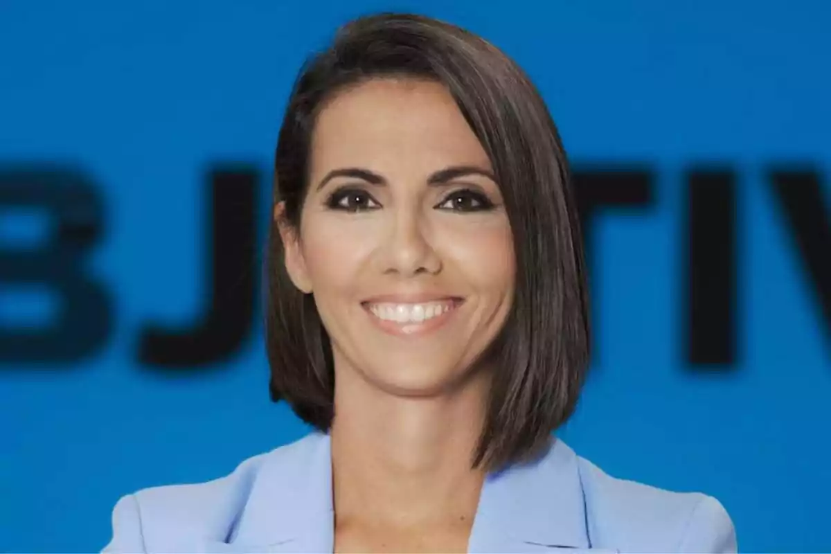 Ana Pastor mirando a cámara y sonriendo como presentadora de El Objetivo de laSexta Ana Pastor mirando a cámara y sonriendo como presentadora de El Objetivo de laSexta