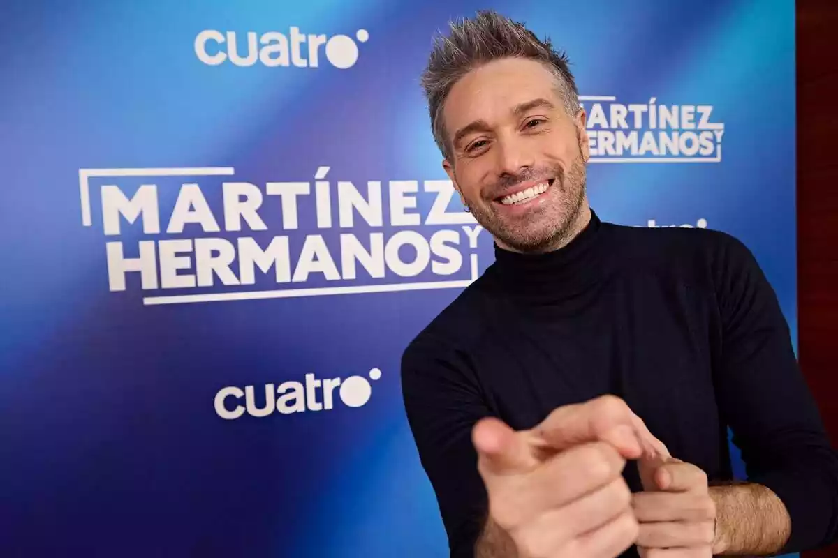 Posado de Dani Martínez sonriendo y señalando a cámara durante la presentación de Martínez y Hermanos Posado de Dani Martínez sonriendo y señalando a cámara durante la presentación de Martínez y Hermanos