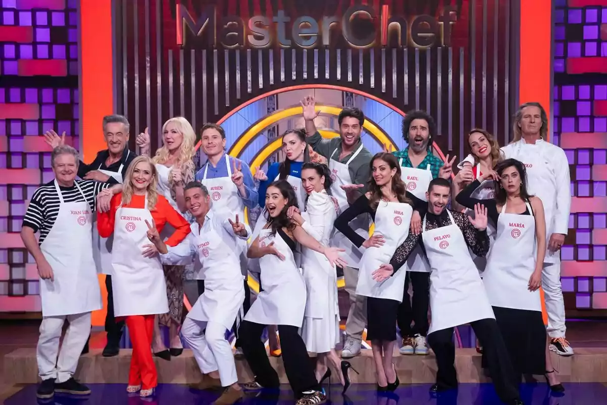 Fotografía grupal de los concursantes posando con delantales blancos en un set de televisión con el logo de MasterChef en el fondo: Cristina Cifuentes, Pitingo, Marina Rivers, Juan Luis Cano, Topacio Fresh, Raúl Gómez, Hiba Abouk, Pocholo Martínez-Bordiú, Itziar Miranda, Pelayo Díaz, Rubén Ochandiano, Nerea Garmendia, Jose Lamuño, Inés Hernand, Francis Lorenzo y María León Fotografía grupal de los concursantes posando con delantales blancos en un set de televisión con el logo de MasterChef en el fondo: Cristina Cifuentes, Pitingo, Marina Rivers, Juan Luis Cano, Topacio Fresh, Raúl Gómez, Hiba Abouk, Pocholo Martínez-Bordiú, Itziar Miranda, Pelayo Díaz, Rubén Ochandiano, Nerea Garmendia, Jose Lamuño, Inés Hernand, Francis Lorenzo y María León