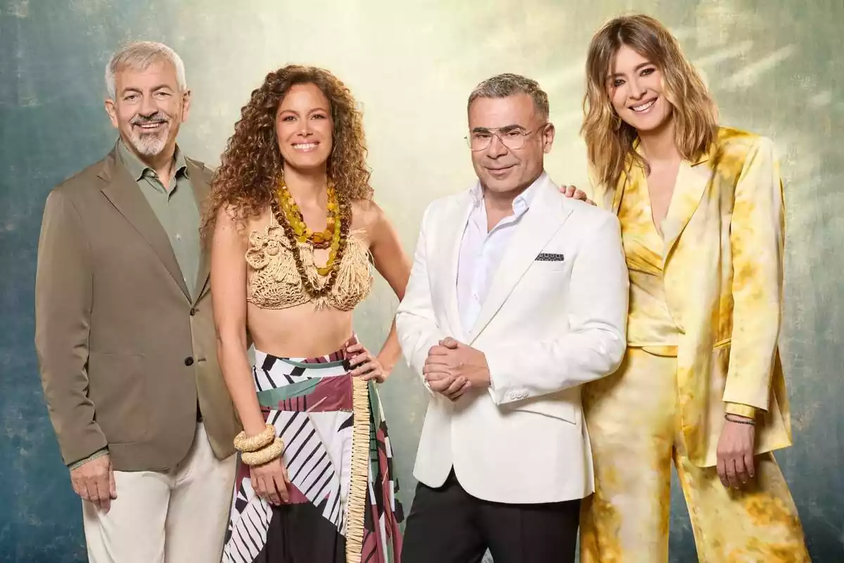 Posado de los presentadores de Supervivientes 2024: Jorge Javier Vázquez, Sandra Barneda, Laura Madrueño y Carlos Sobera Posado de los presentadores de Supervivientes 2024: Jorge Javier Vázquez, Sandra Barneda, Laura Madrueño y Carlos Sobera