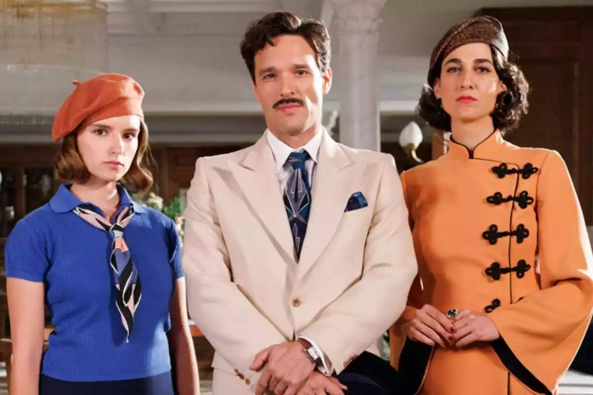 Posado de Helena Ezquerro, Stéphanie Magnin y Almagro San Miguel, protagonistas de Salón de té La Moderna Posado de Helena Ezquerro, Stéphanie Magnin y Almagro San Miguel, protagonistas de Salón de té La Moderna