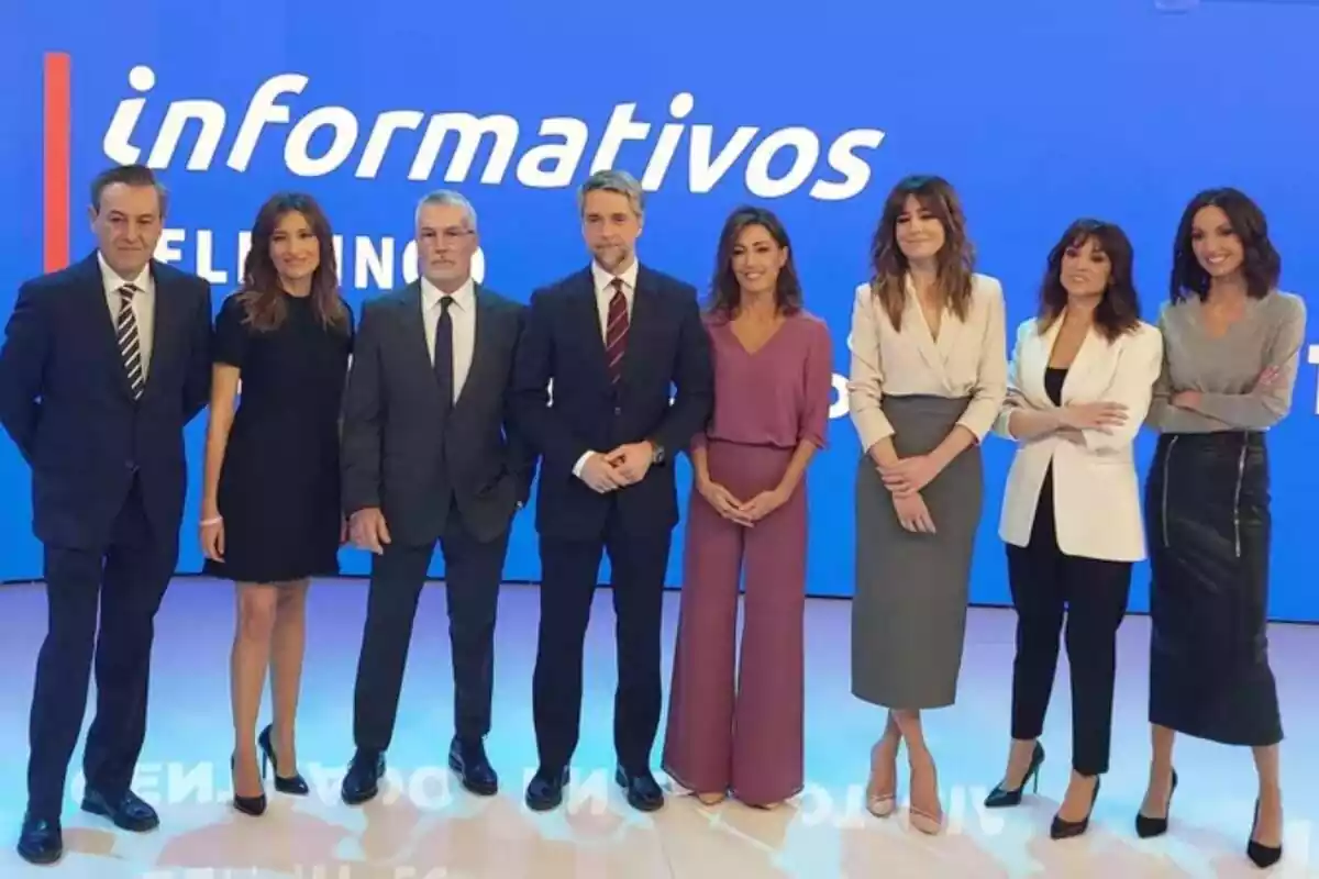 Posado de los presentadores de Informativos Telecinco: José Ribagorda, Leticia Iglesias, David Cantero, Carlos Franganillo, Ángeles Blanco, Isabel Jiménez, Laila Jiménez y Arancha Morales Posado de los presentadores de Informativos Telecinco: José Ribagorda, Leticia Iglesias, David Cantero, Carlos Franganillo, Ángeles Blanco, Isabel Jiménez, Laila Jiménez y Arancha Morales