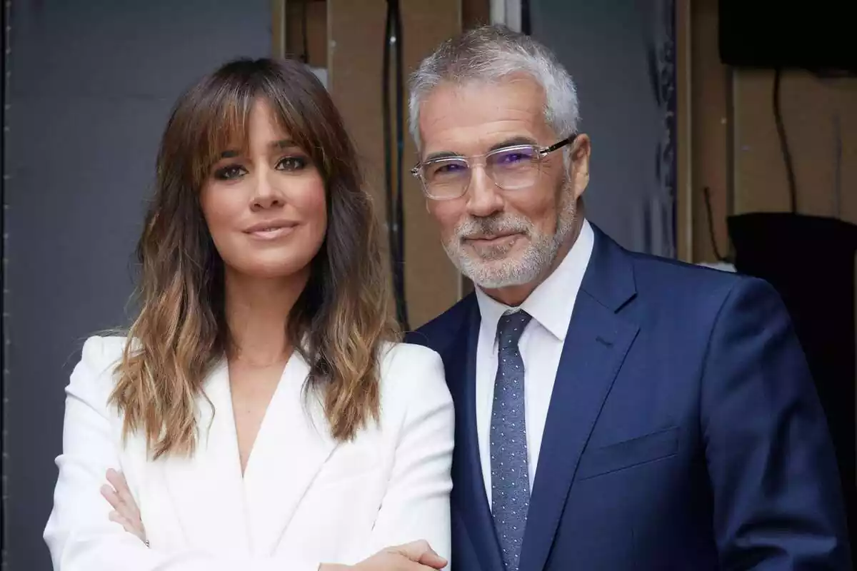 Posado de Isabel Jiménez y David Cantero como presentadores de Informativos Telecinco Posado de Isabel Jiménez y David Cantero como presentadores de Informativos Telecinco