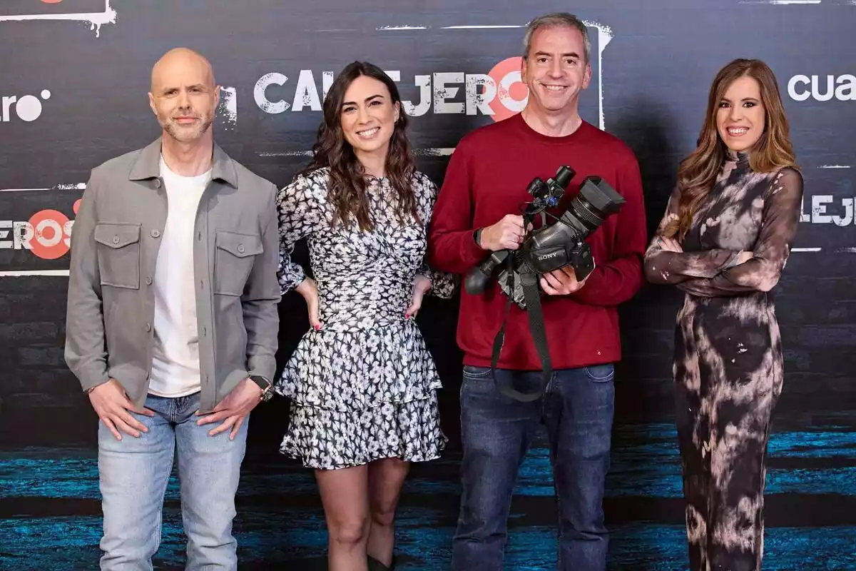 Posado de Nacho Medina con una cámara, Fanny Boehm, Adolfo Zarandieta y Silvia Ruiz en el regreso de Callejeros Posado de Nacho Medina con una cámara, Fanny Boehm, Adolfo Zarandieta y Silvia Ruiz en el regreso de Callejeros