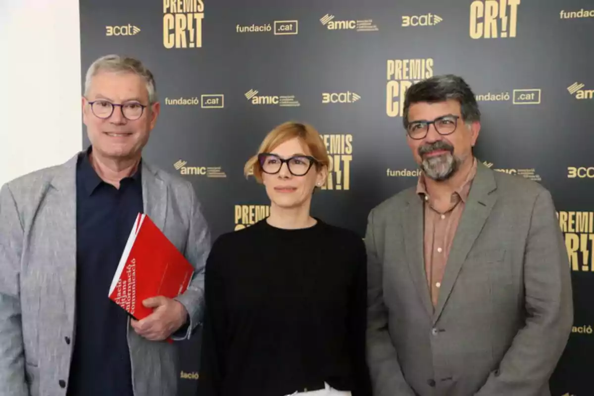 Tres persones posen davant d'un fons amb logotips de 