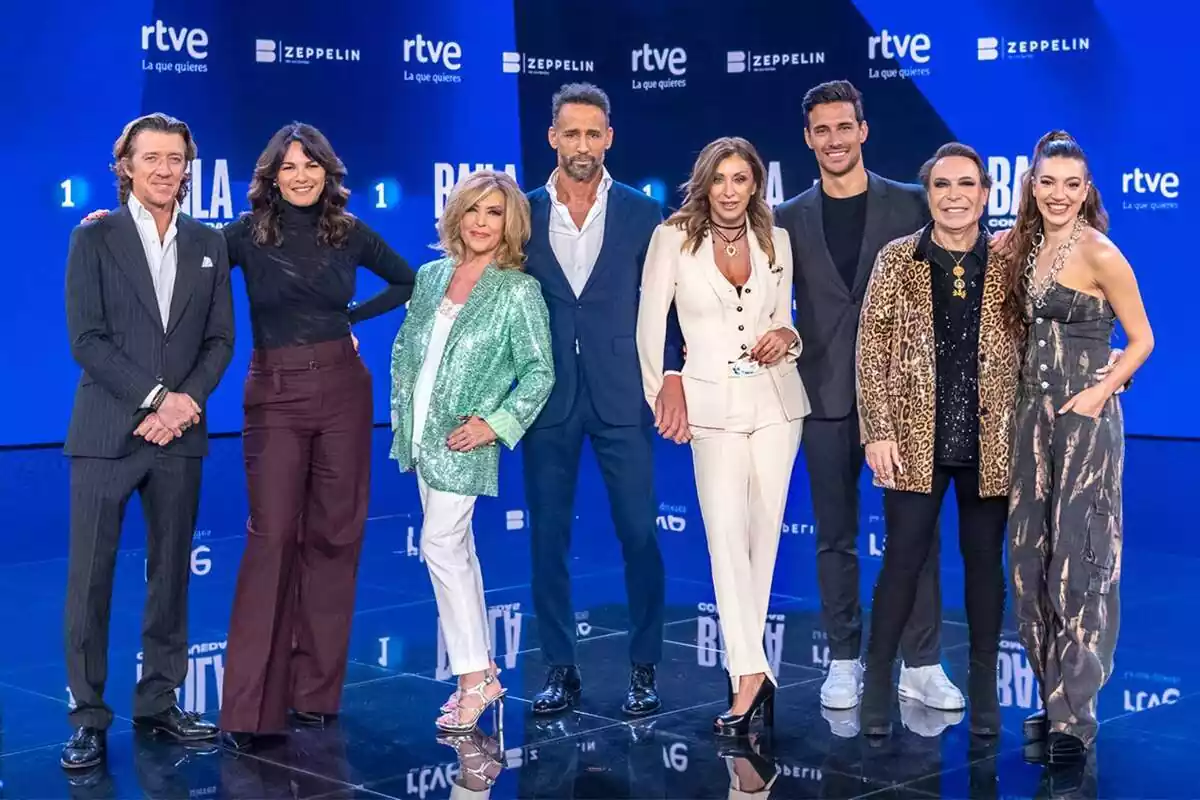 Fotografía grupal de los concursantes de Baila como puedas: Álvaro Muñoz Escassi, Ana Guerra, Fabiola Martínez, Jaime Astrain, Lydia Lozano, Maestro Joao, Nicolás Vallejo-Nágera y Sabrina Salerno Fotografía grupal de los concursantes de Baila como puedas: Álvaro Muñoz Escassi, Ana Guerra, Fabiola Martínez, Jaime Astrain, Lydia Lozano, Maestro Joao, Nicolás Vallejo-Nágera y Sabrina Salerno