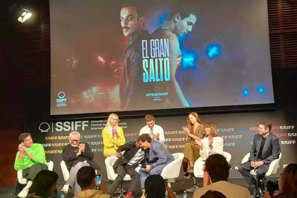 Un grup de persones en un panell de discussió amb Oscar Casas, Santiago Deffer, Montse García o Emilio Sánchez Zaballos al Festival de Cinema de Sant Sebastià, amb un cartell de la sèrie 