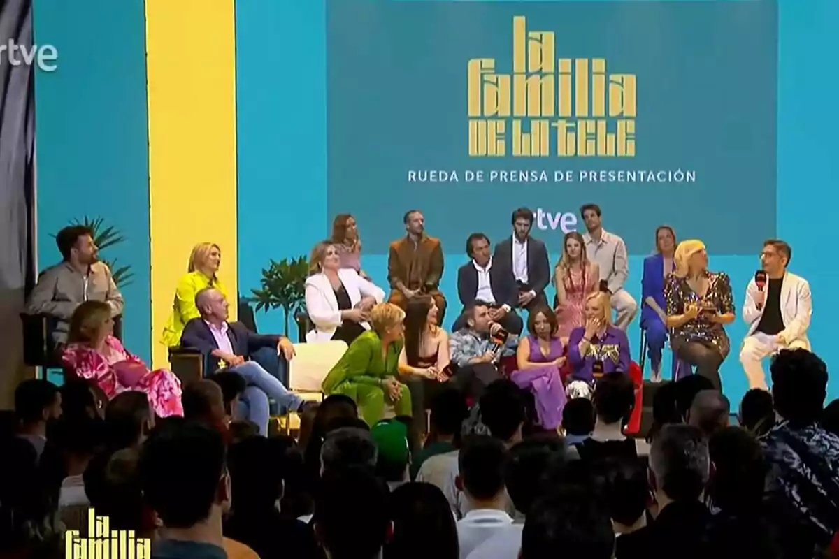 Un grupo de personas formado por María Patiño, Belén Esteban, Aitor Ablizua, Inés Hernand, Chelo García Cortés, Victor Sandoval, Lydia Lozano, Javier de Hoyos, Carlota Corredera, Marta Riesco y otros más está sentado en un escenario durante una rueda de prensa con un fondo azul que tiene el texto Un grupo de personas formado por María Patiño, Belén Esteban, Aitor Ablizua, Inés Hernand, Chelo García Cortés, Victor Sandoval, Lydia Lozano, Javier de Hoyos, Carlota Corredera, Marta Riesco y otros más está sentado en un escenario durante una rueda de prensa con un fondo azul que tiene el texto