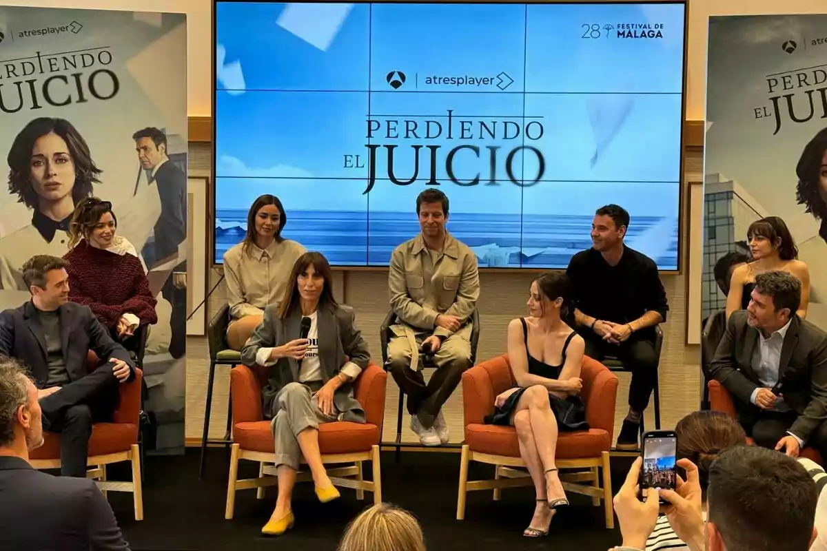 Un grup de persones format per Emilio Sánchez Zaballos, Montse García, Elena Rivera, Luis Santamaría, Dafne Fernández, Manu Baqueiro, Carol Rovira i Miquel Fernández està assegut en cadires durant un esdeveniment de presentació, amb un cartell de 