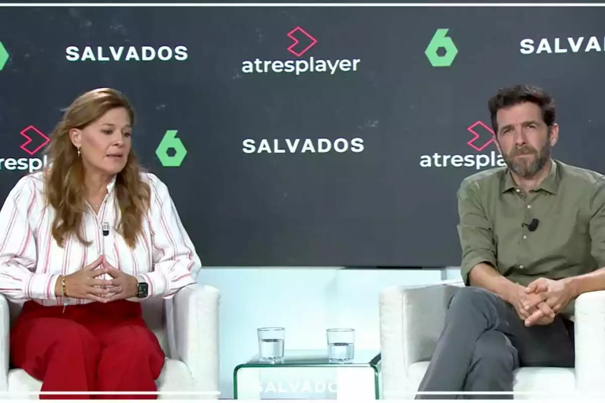Gonzo y Carmen Ferreiro sentados en una rueda de prensa con los logos de Gonzo y Carmen Ferreiro sentados en una rueda de prensa con los logos de