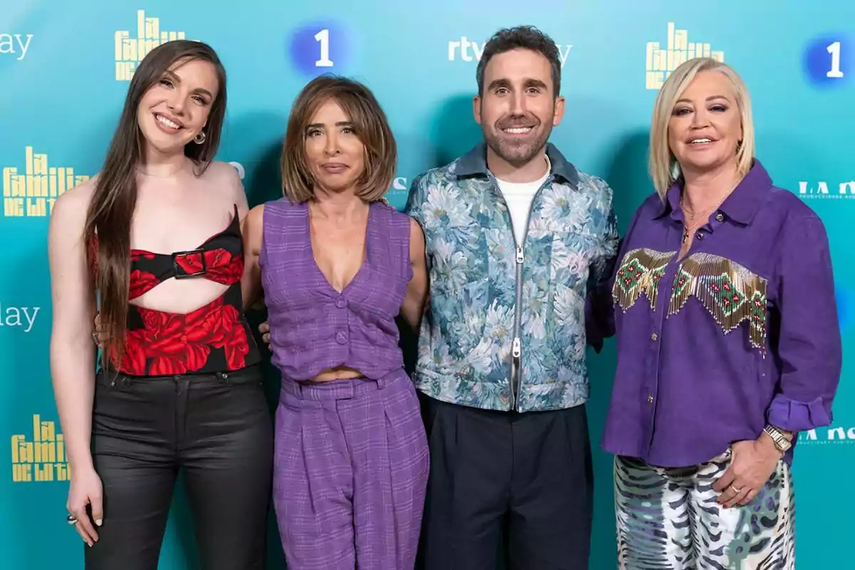 Inés Hernand, María Patiño, Aitor Albizua i Belén Esteban posen juntes davant d'un fons blau amb logotips de 