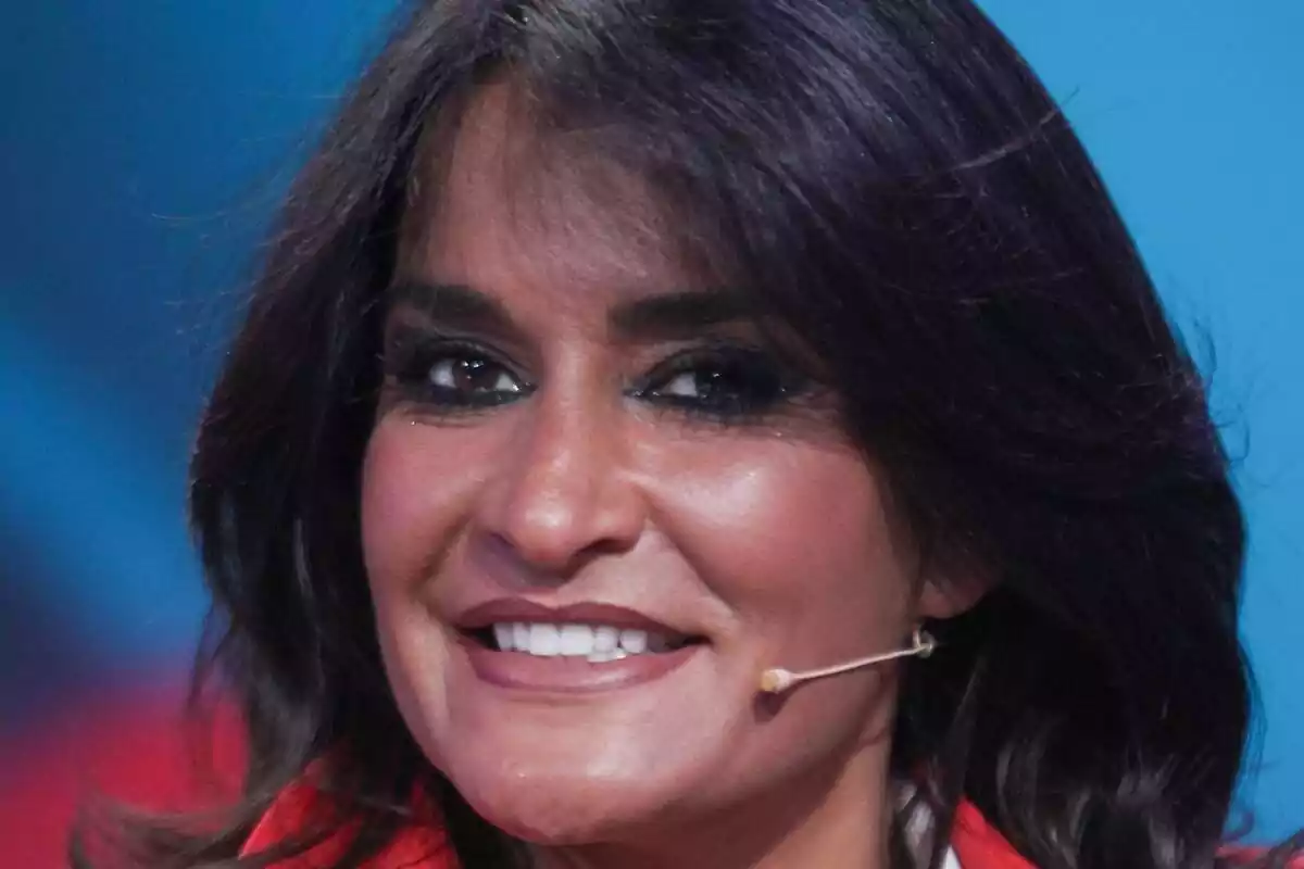 Primer plano de Aida Nízar sonriendo con un micrófono en la cara Primer plano de Aida Nízar sonriendo con un micrófono en la cara