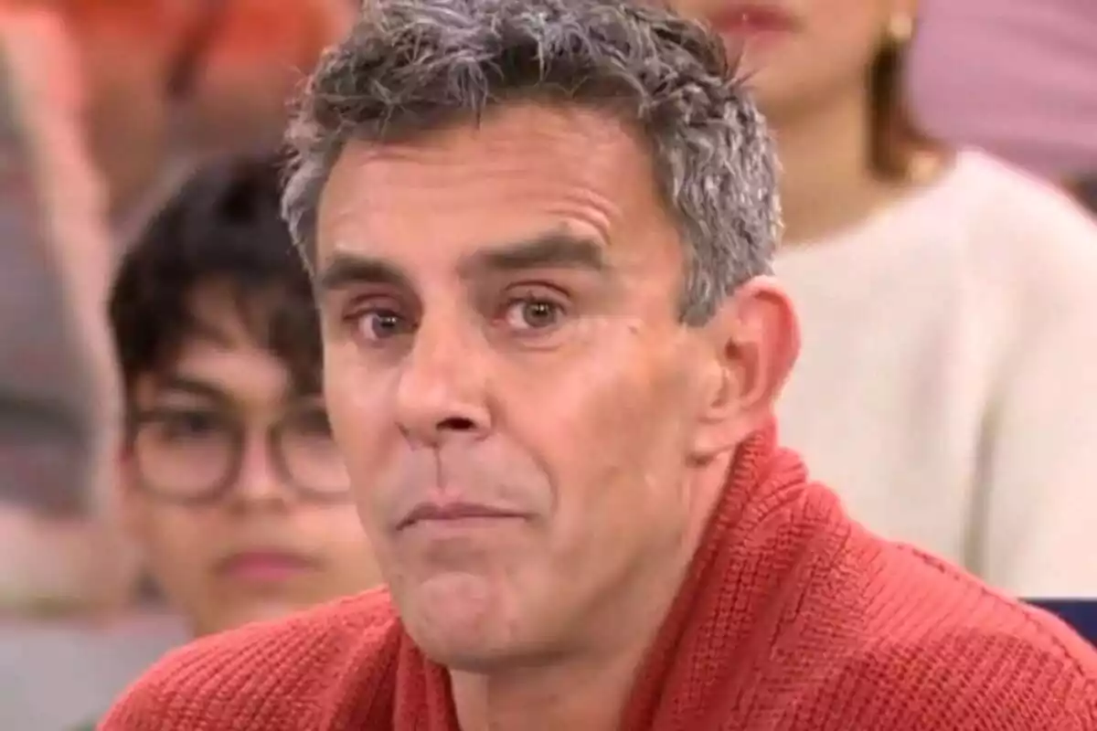 Primer plano de Alonso Caparrós con rostro serio en 'Sálvame'