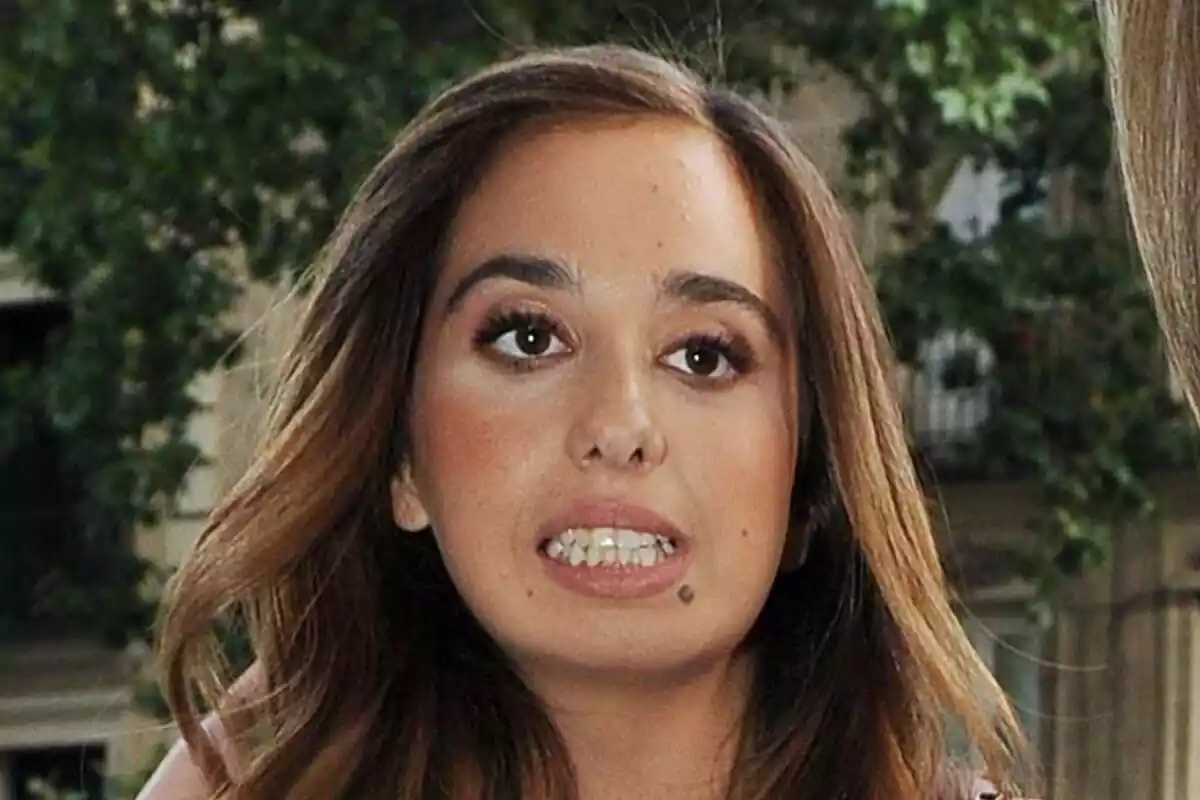 Primer plano de Andrea Janeiro con rostro neutro en su 18 cumpleaños Primer plano de Andrea Janeiro con rostro neutro en su 18 cumpleaños