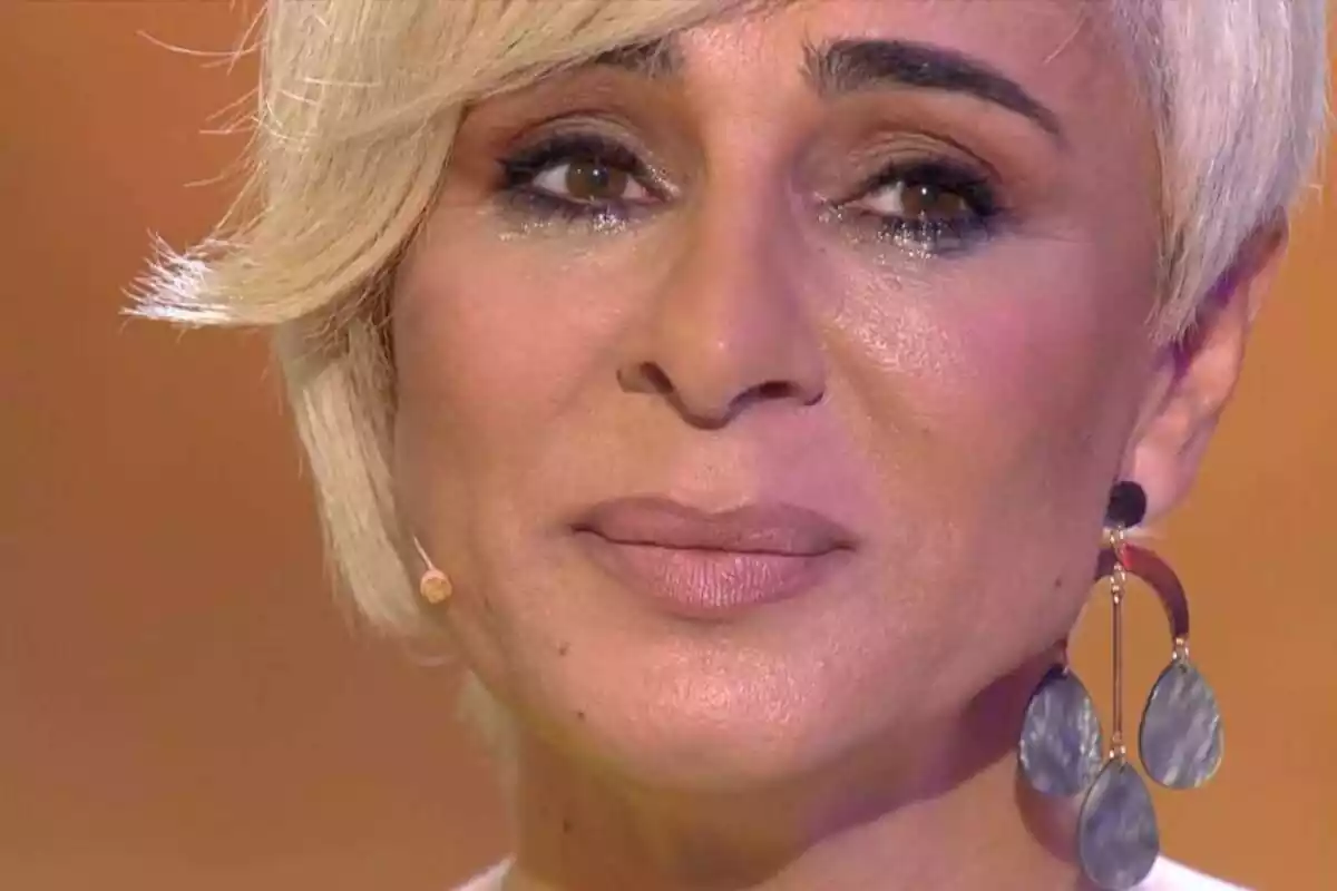Primer plano de Ana María Aldón llorando en un plató de Telecinco