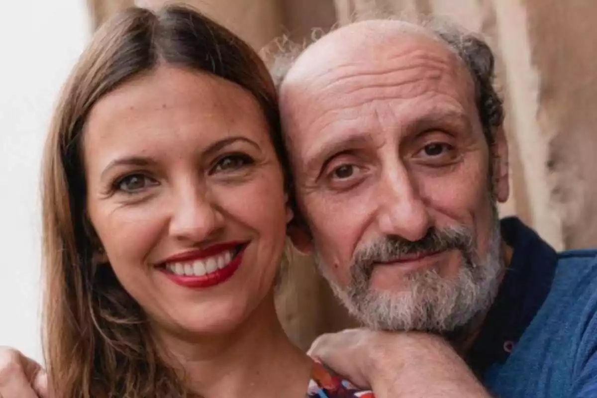 Primer plano de José Luis Gil junto a su hija, Irene Gil, mirando a cámara Primer plano de José Luis Gil junto a su hija, Irene Gil, mirando a cámara