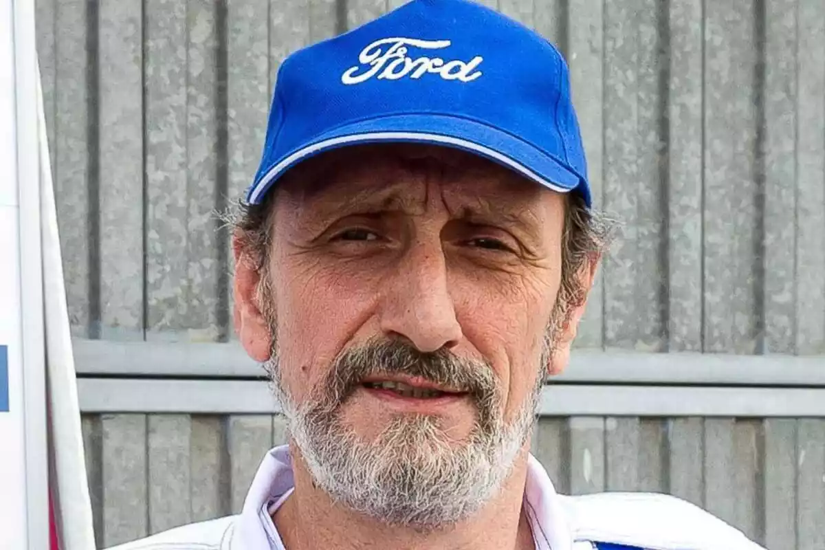 Primer pla de José Luis Gil amb rostre neutre amb una gorra blava de Ford a les 24 hores de Ford Primer pla de José Luis Gil amb rostre neutre amb una gorra blava de Ford a les 24 hores de Ford