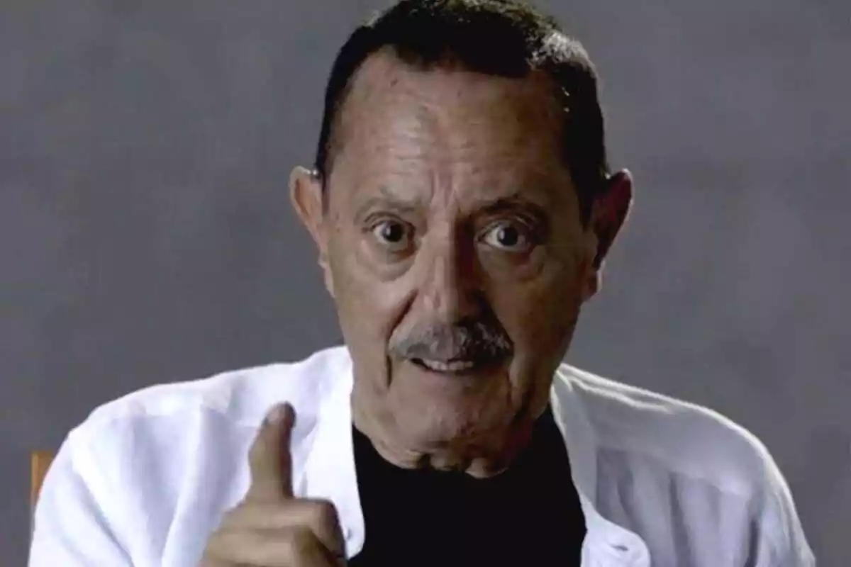 Primer plano de Julián Muñoz con rostro serio y señalando con el dedo Primer plano de Julián Muñoz con rostro serio y señalando con el dedo