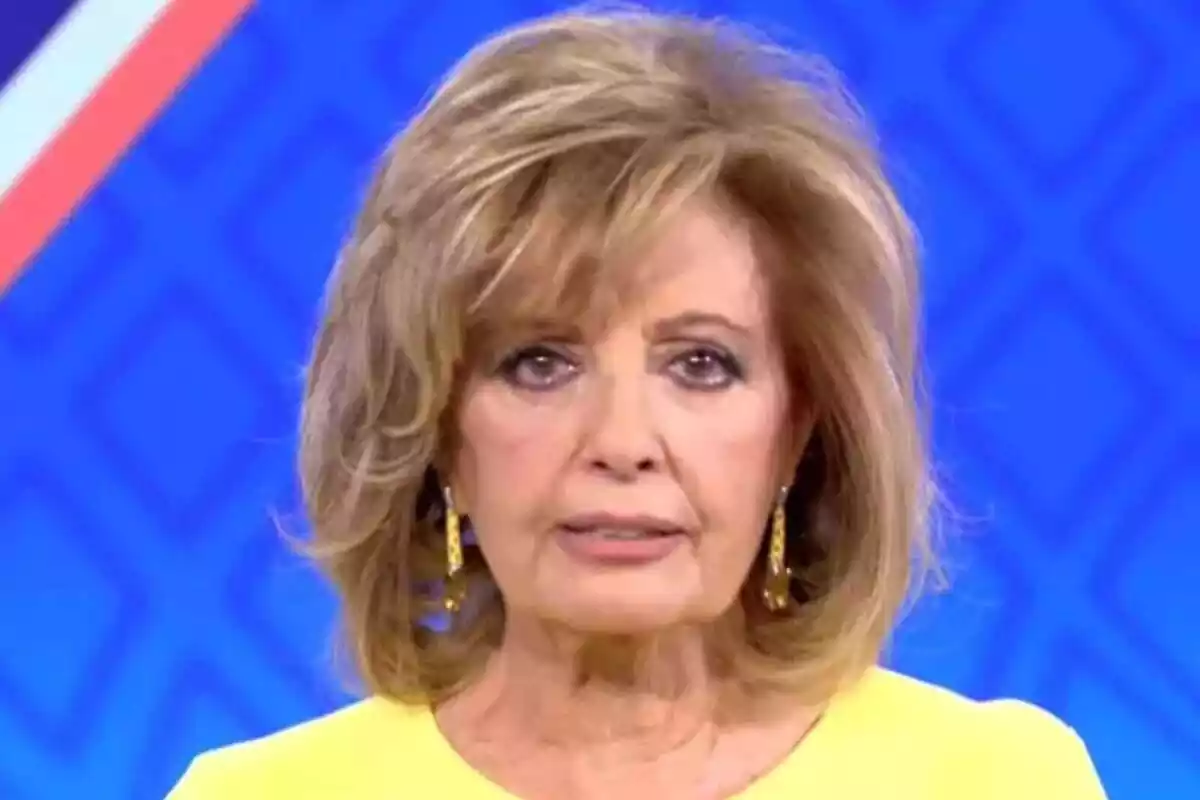 Primer plano de María Teresa Campos con los ojos llorosos en un plató de televisión