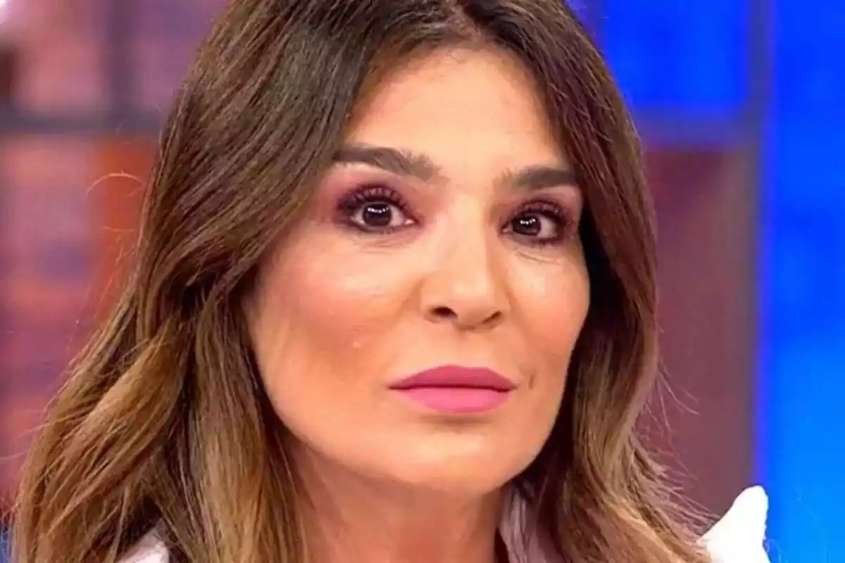 Foto de Raquel Bollo mirant a càmera amb el rostre seriós en algun plató de Telecinco Foto de Raquel Bollo mirant a càmera amb el rostre seriós en algun plató de Telecinco