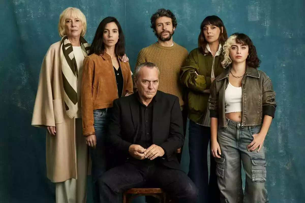Fotografía del reparto de Legado, la nueva serie de Netflix: Jose Coronado, Belén Cuesta, Diego Martín, Natalia Huarte, María Morera y Susi Sánchez