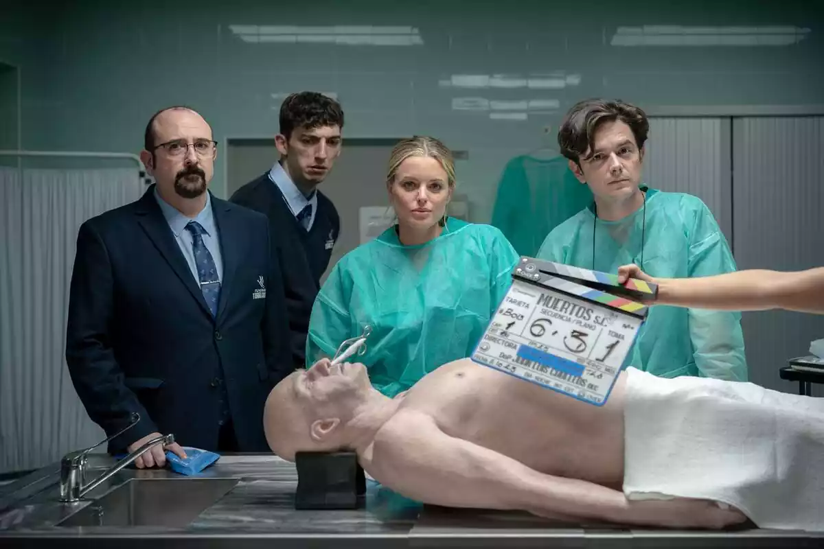 Carlos Areces, Adriana Torrebejano, Roque Ruiz y Gerald B. Fillmore en la primera imagen de Muertos S.L., nueva comedia de Movistar Plus+ Carlos Areces, Adriana Torrebejano, Roque Ruiz y Gerald B. Fillmore en la primera imagen de Muertos S.L., nueva comedia de Movistar Plus+