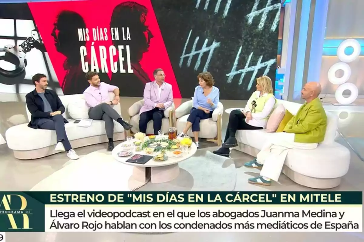 Ana Rosa Quintana i els seus col·laboradors estan asseguts a 'El programa de Ana Rosa', conversant sobre l'estrena d'un videopodcast titulat Ana Rosa Quintana i els seus col·laboradors estan asseguts a 'El programa de Ana Rosa', conversant sobre l'estrena d'un videopodcast titulat