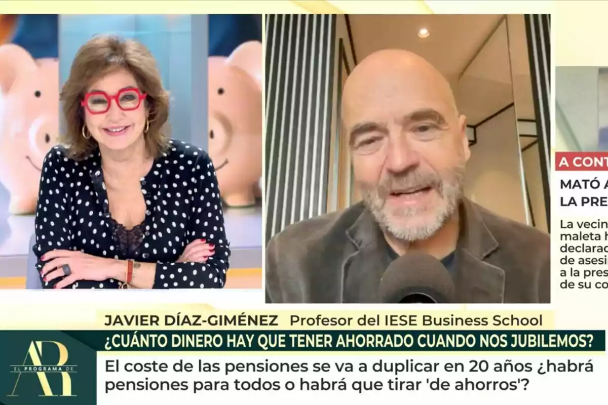 Ana Rosa Quintana amb ulleres vermelles i un convidat calb estan en una videotrucada discutint sobre l'estalvi necessari per a la jubilació, amb un fons de guardioles i un text que menciona l'augment del cost de les pensions en els pròxims anys a 'El programa de Ana Rosa'.