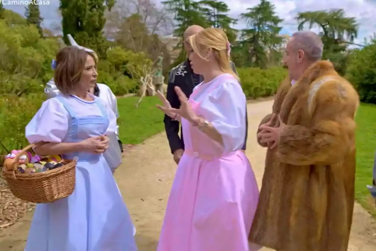 Un grup de persones format per María Patiño, Belén Esteban, Víctor Sandoval i Kiko Matamoros disfressades de personatges de conte conversen animadament en un camí envoltat de vegetació a La Família de la Tele.