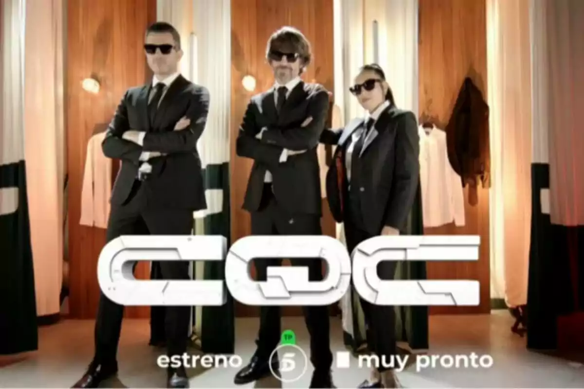 Santi Millán, Lorena Castell i Pablo González-Batista vestides de vestit negre i ulleres de sol posen amb els braços plegats davant d'un fons de cortines i fusta amb el logotip de CQC (Caiga quien caiga) i el text 