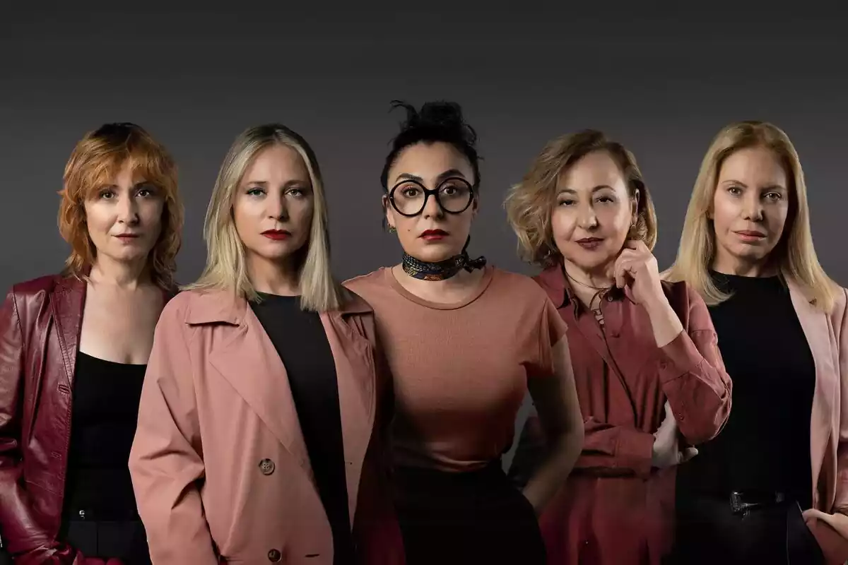 Fotografía de Furia, serie de Max protagonizada por Candela Peña, Carmen Machi, Cecilia Roth, Nathalie Poza y Pilar Castro Fotografía de Furia, serie de Max protagonizada por Candela Peña, Carmen Machi, Cecilia Roth, Nathalie Poza y Pilar Castro